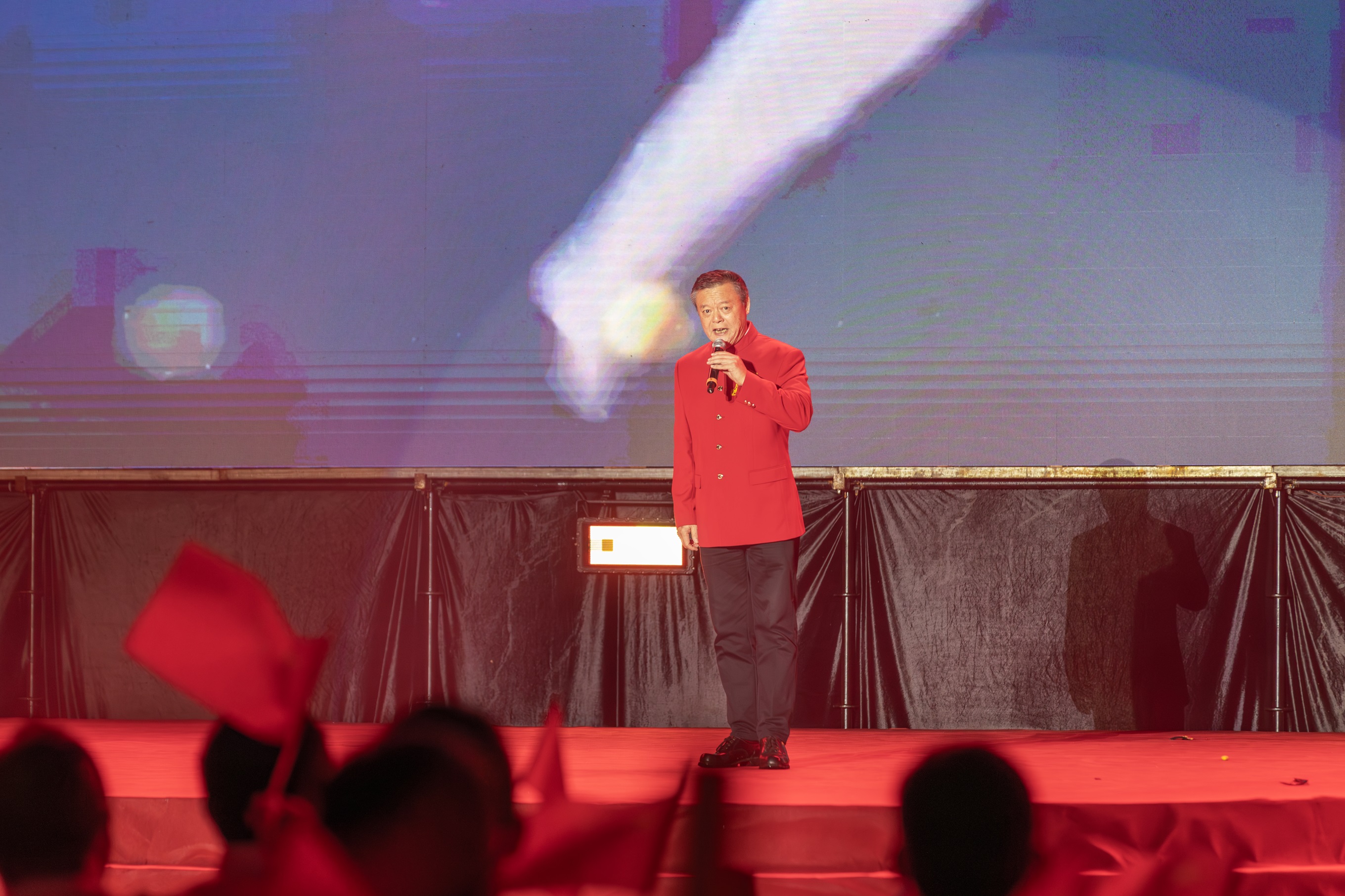 國家一級演員、男高音歌唱家周琦深情演唱《把一切獻(xiàn)給黨》。（攝影：杜海洪）.jpg