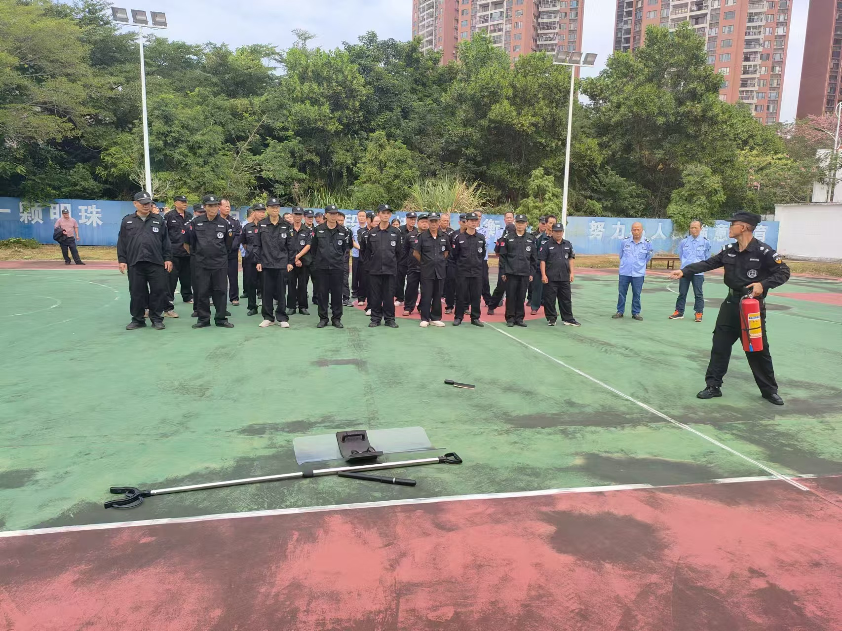 郁南縣教育系統舉辦校園安保人員業務培訓暨防暴恐應急處置實操演練活動3.png
