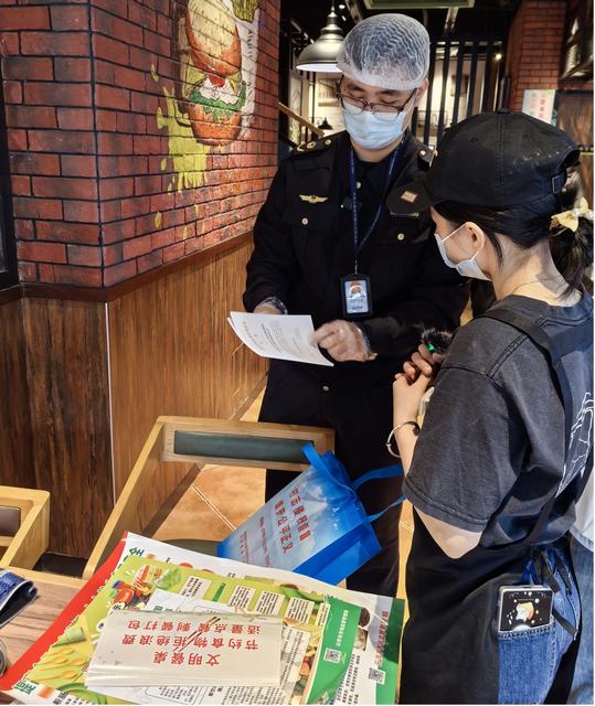 11.26，市、縣聯動直播“查餐廳” 聚集連鎖餐飲食品安全照片2.jpg
