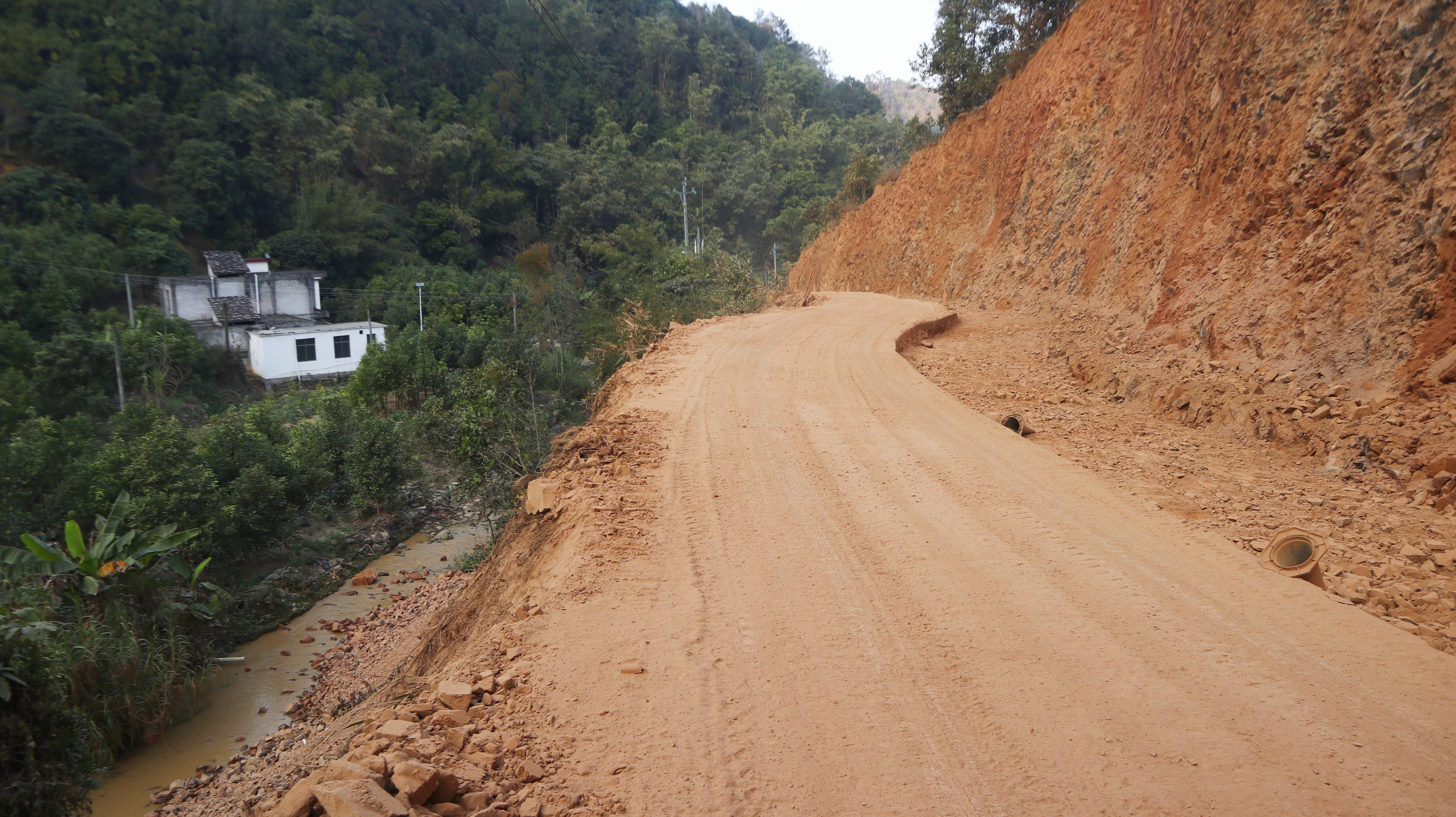 Y480線一邊是山，一邊是崖，是合村的交通要道。陳瑋琪 攝.JPG